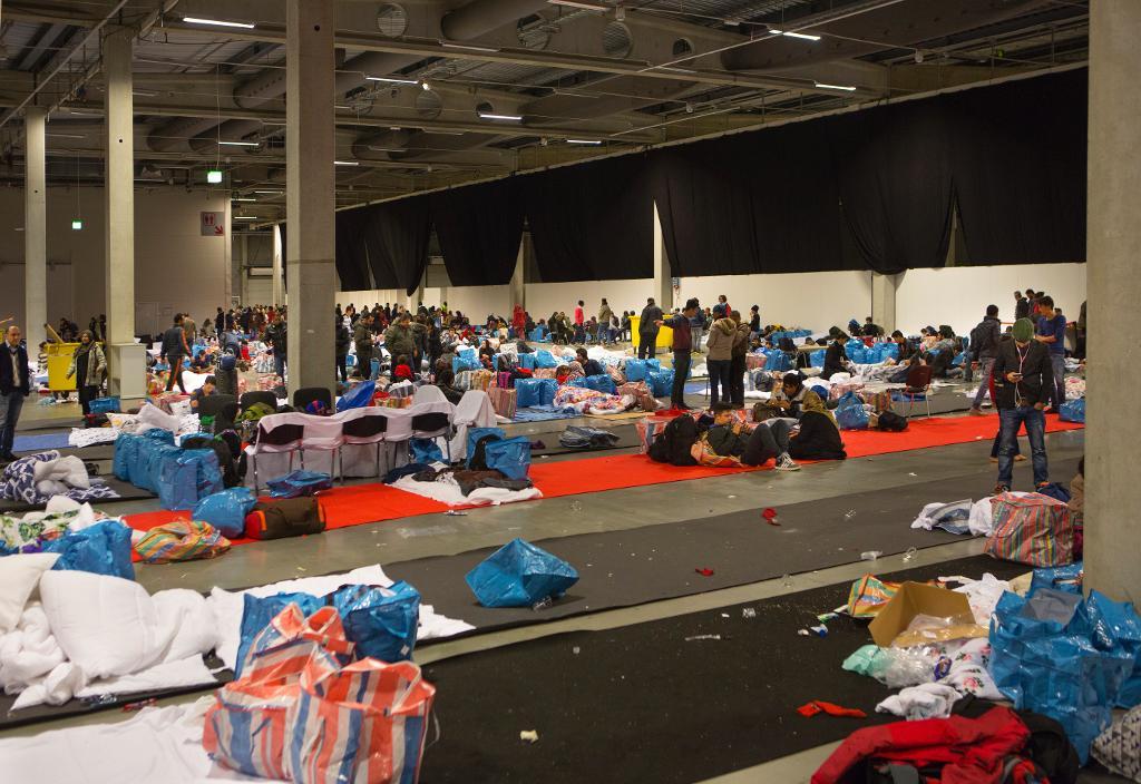 Nyanlända flyktingar i Malmö som väntar på att kunna registreras som asylsökande. (Foto: Drago Prvulovic /TT/arkivbild)