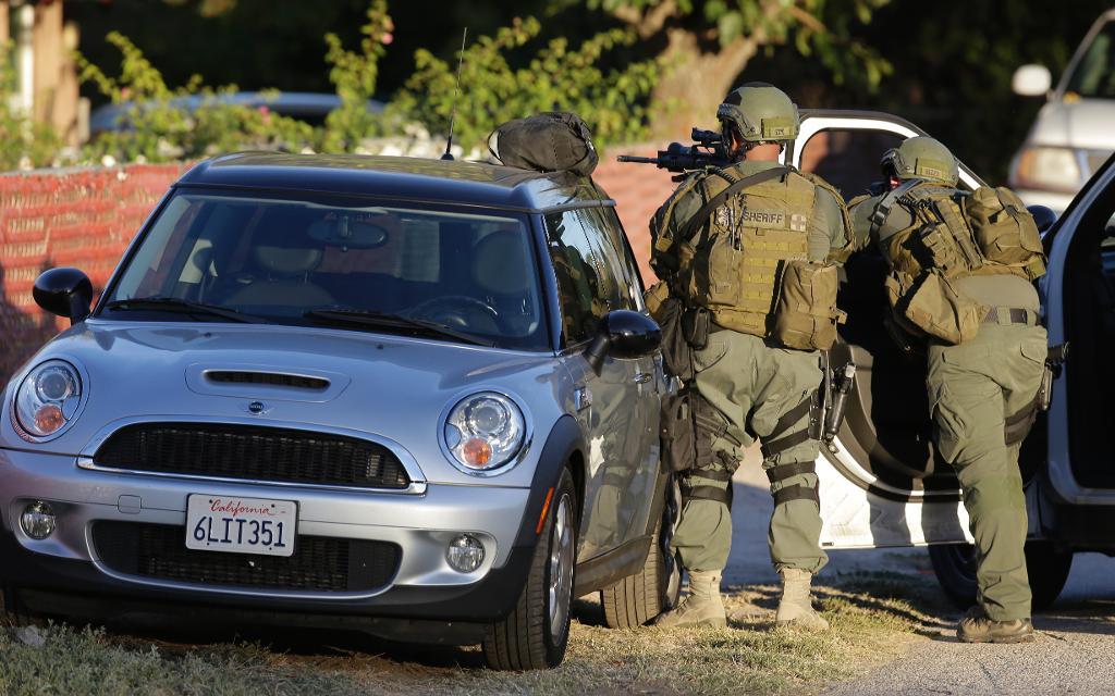 En intensiv jakt på misstänkta startade efter massakern i San Bernardino. Minst 14 människor sköts ihjäl när beväpnade personer öppnade eld. (Foto: Chris Carlson /TT/AP)