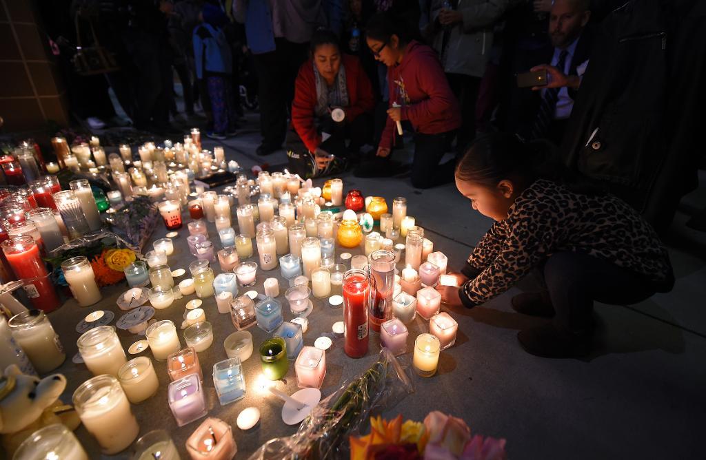 Offren för massakern i San Bernadino hedras runtom i USA. (Foto: Mark J Terrill /TT/AP)
