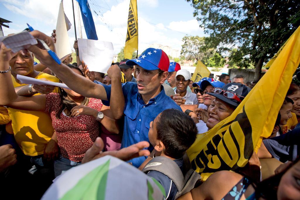 Den förre presidentkandidaten Henrique Capriles är en av ledarfigurerna i oppositionskoalitionen MUD i Venezuela. (Foto: Fernando Llano /AP/TT/arkivbild)
