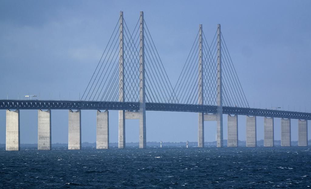 Regeringen backar från förslaget om att kunna stänga Öresundsbron. Men tycker ändå att det är viktigt att ha kvar möjligheten att stänga Öresundsbron som en sistahandsåtgärd. (Foto: Erland Vinberg /TT)