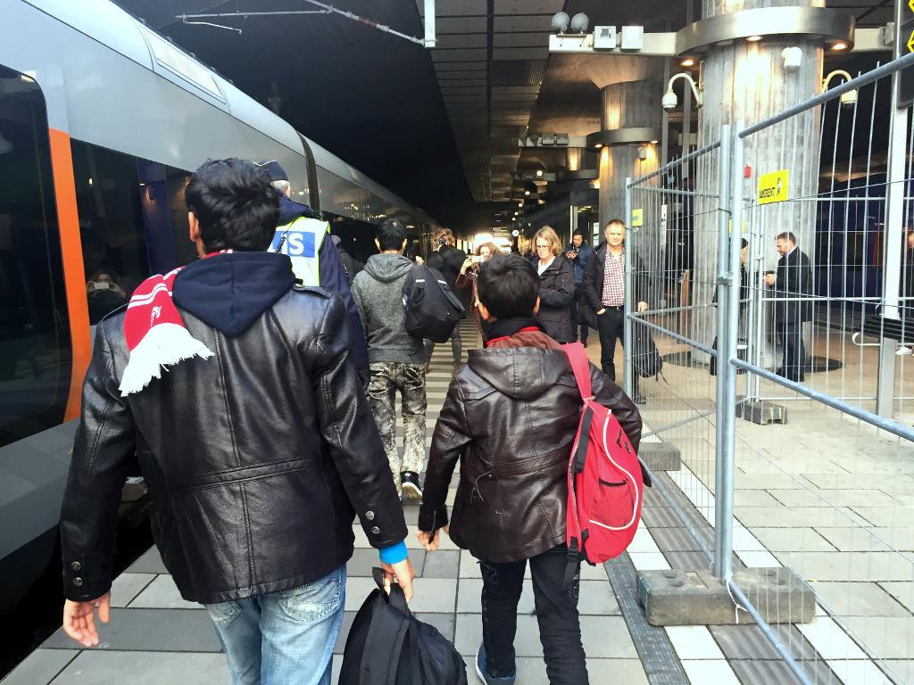 Ensamkommande flyktingbarn anländer till Hyllie station i Malmö. Under årets första elva månader anvisades nästan 27 000 ensamkommande barn och ungdomar till kommunerna. (Foto: John Alexander Sahlin /TT-arkivbild)
