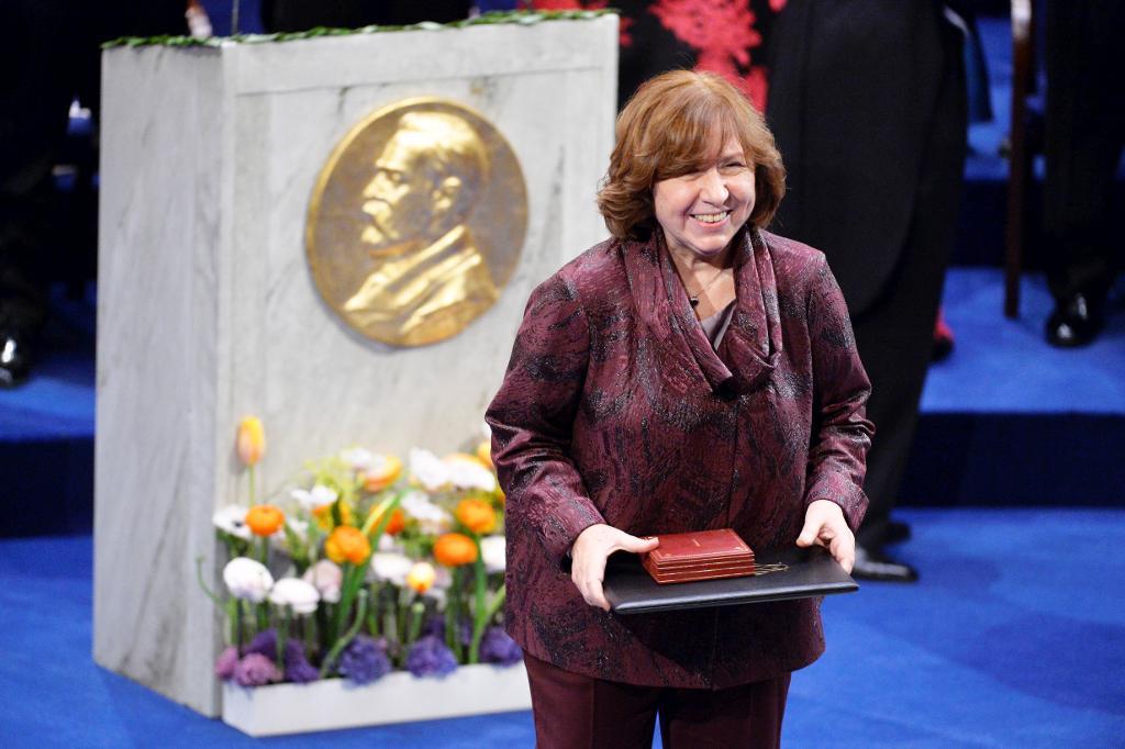 Nobelpristagare i litteratur Svetlana Aleksijevitj tar emot sitt Nobelpris. (Marcus Ericsson/TT)