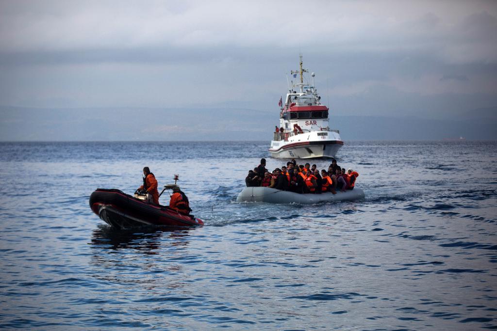 Ett fartyg från Europeiska gräns- och kustbevakningen Frontex bogserar en gummibåt med migranter i nordöstra Grekland, nära ön Lesbos. (Foto: Santi Palacios/AP/TT-arkiv)