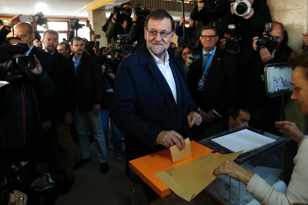 
Spaniens premiärminister Mariano Rajoy röstar i Madrid. Hans majoritetsstyre är över. (Foto: Daniel Ochoa de Olza/AP/TT)