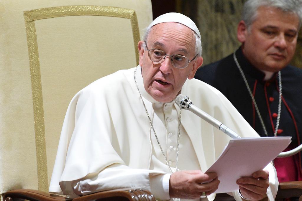 Påve Franciskus har hållit jultal inför anställda i Vatikanen. Han listade tolv dygder: tips om hur man kan föregå med gott moraliskt exempel. (Foto: Alberto Pizzoli/AP/TT)