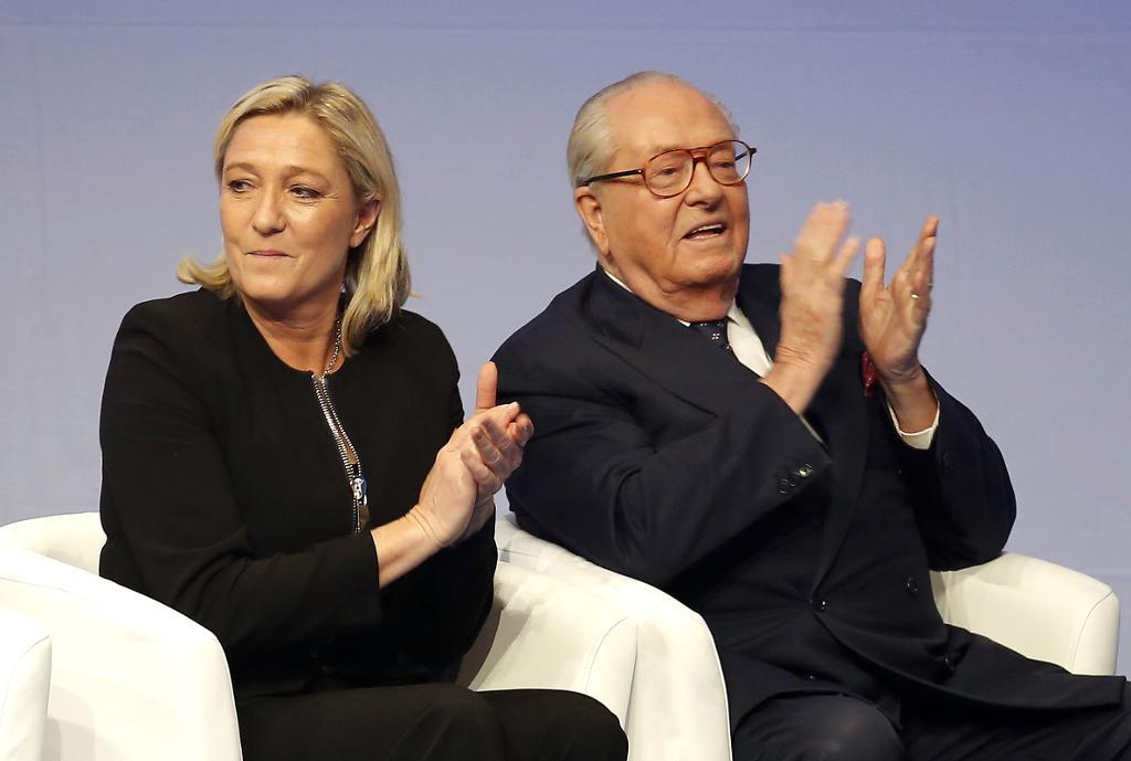 

Nationella frontens ledare Marine Le Pen och hennes far Jean-Marie Le Pen innan de blev ovänner och han uteslöts ur partiet. (Laurent Cipriani /AP/TT)