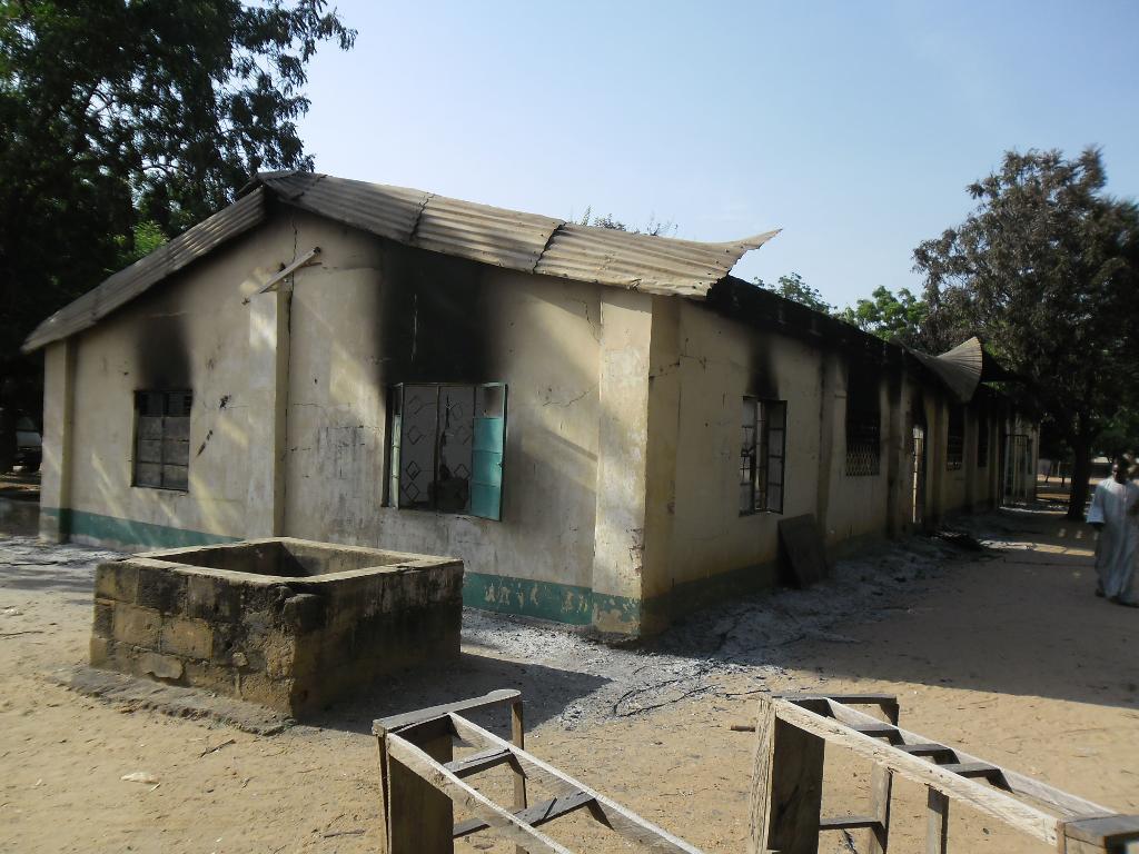 Extremistgruppen Boko Harams attacker riktar sig ofta mot skolor, vilket enligt Unicef lett till att över en miljon barn blivit utan skolgång. (Foto: Adamu Adamu /AP/TT-arkivbild)
