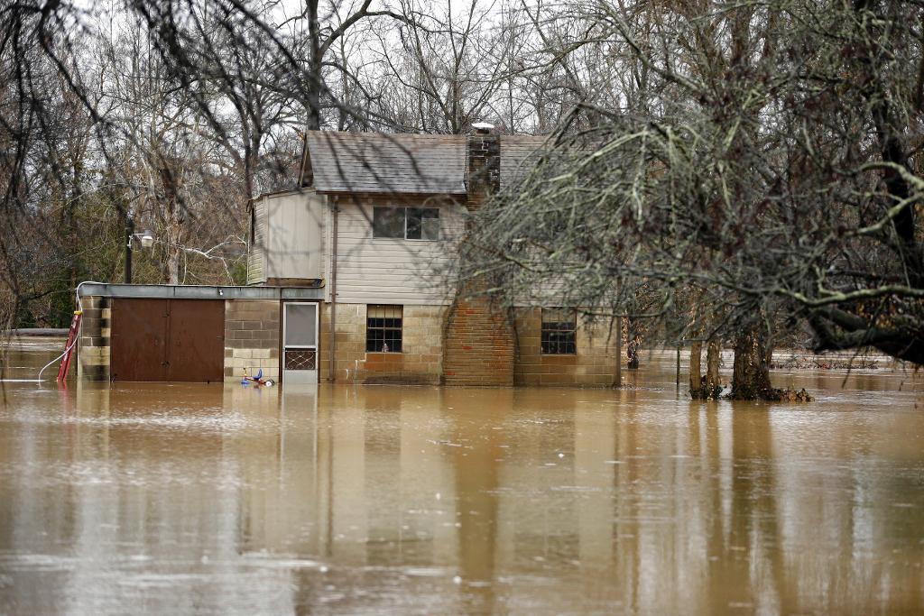 Ett hus som har drabbats av översvämningarna i Eureka i Missouri. (Foto: Jeff Roberson/AP/TT)