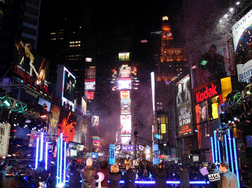 Tolvslaget vid Times Square i New York brukar locka omkring en miljon nyårsfirare. I år planeras stora säkerhetsinsatser. (Foto: Seth Wenig/AP/TT-arkivbild)
