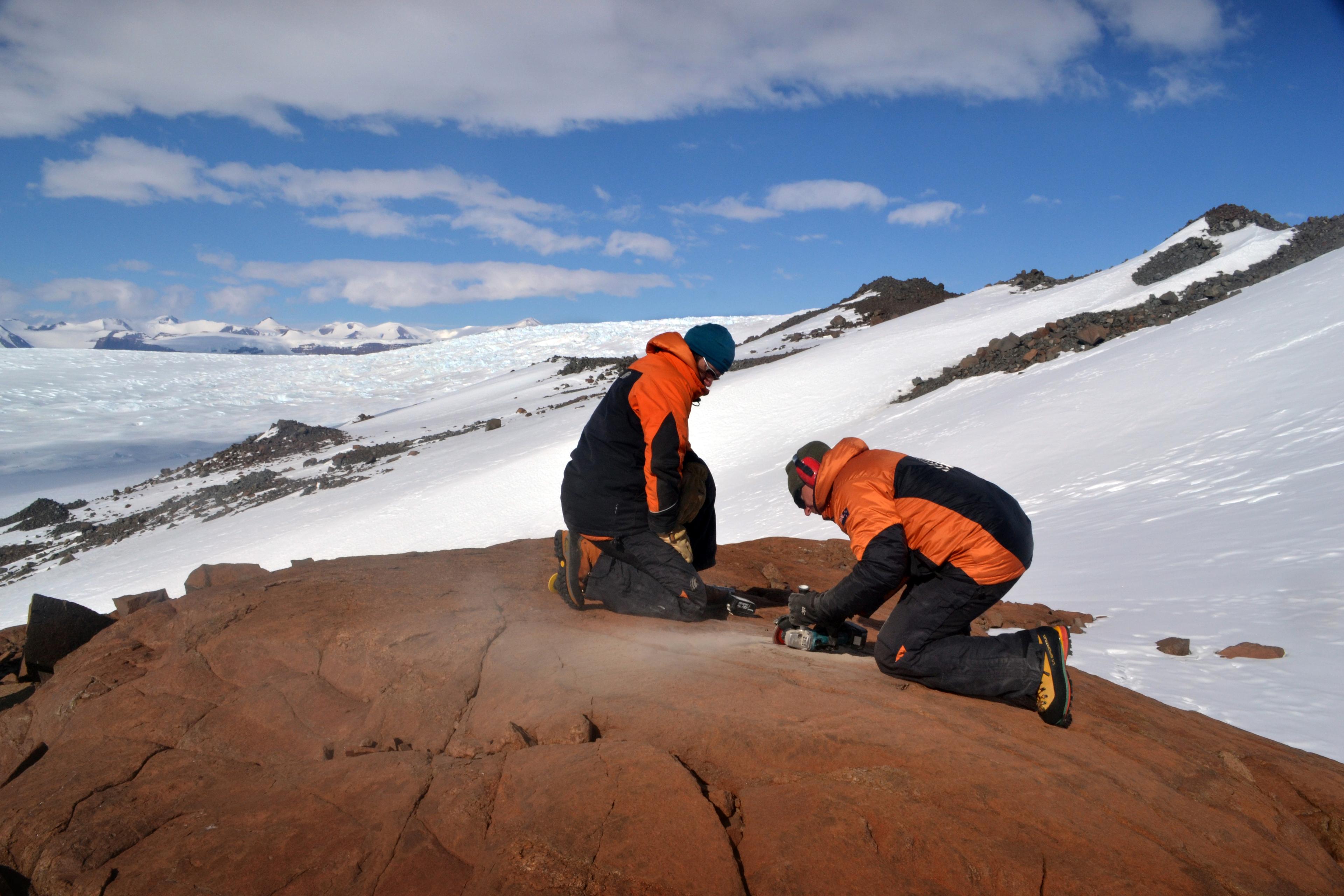 Forskare tar prover på en bergsyta vid en glaciär på Antarktis, för att se hur glaciären tunnats ut sedan förra istiden. Resultaten publicerades 26 november 2015 i tidningen Nature. (Foto: AlphaGalileo.org)