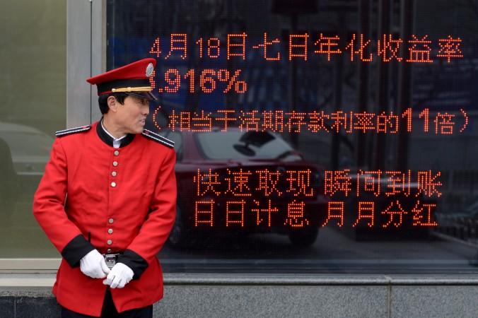 En guide utanför ingången till en bank i Peking. (Foto: Wang Zhao/AFP/Getty)