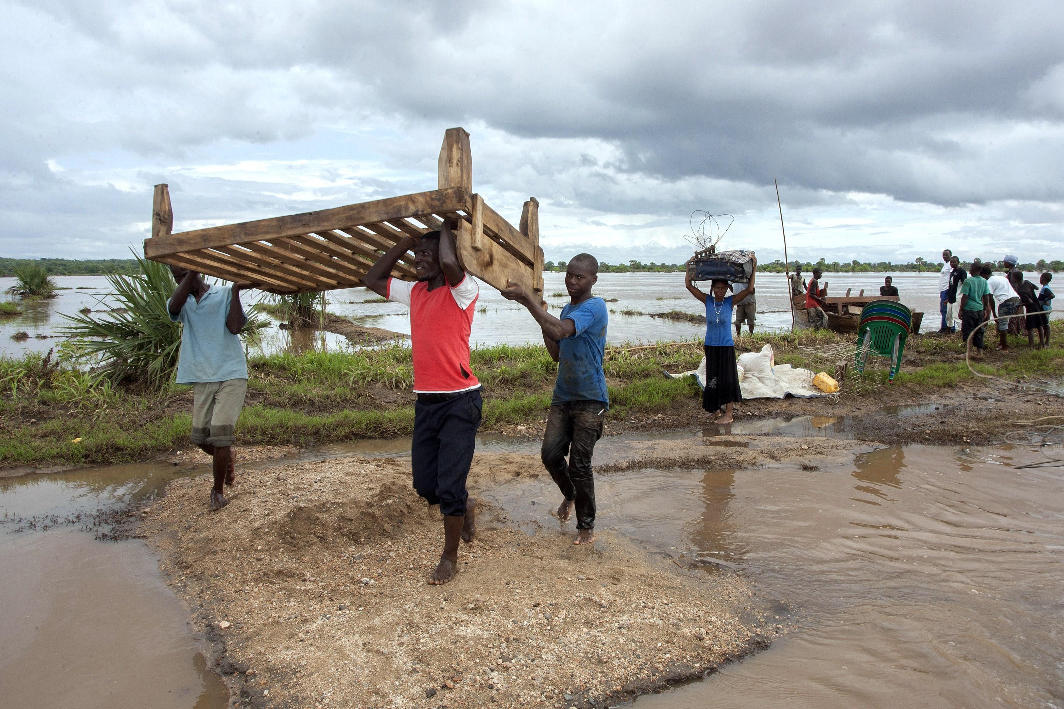 Under året har Malawi drabbats hårt av översvämningar och torka, vilket sägs vara direkt orsakat av klimatförändringarna. Bilden är från januari i år då halva landet drabbades av förödande skyfall. (Foto: Amos Gumulira/AFP/Getty Image)