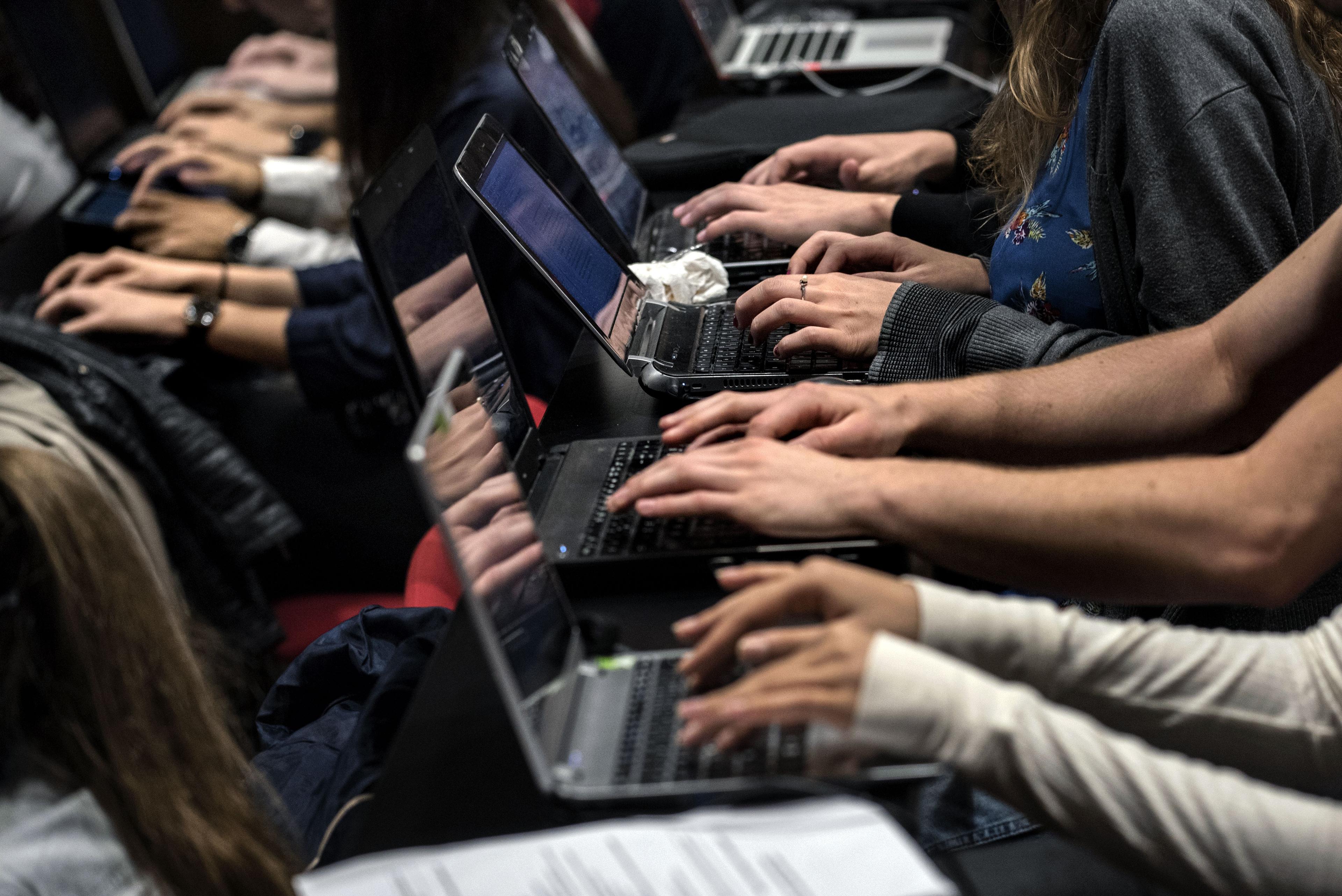 Studenter vid Lyons katolska universitet i Frankrike använder laptops för att anteckna den 18 september 2015. Under helgen samlades Hack for Refugees för att hjälpas åt att ta fram lösningar kring mottagandet och integration av flyktingar. (Foto: Jeff Pachaoud /AFP/Getty Images)