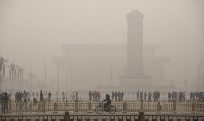 Himmelska fridens torg insvept i smog, november 2015. Luftföroreningarna fortsatte att vara ett stort problem och samtalsämne i Kina under 2015. (Foto: Kevin Frayer/Getty Images)