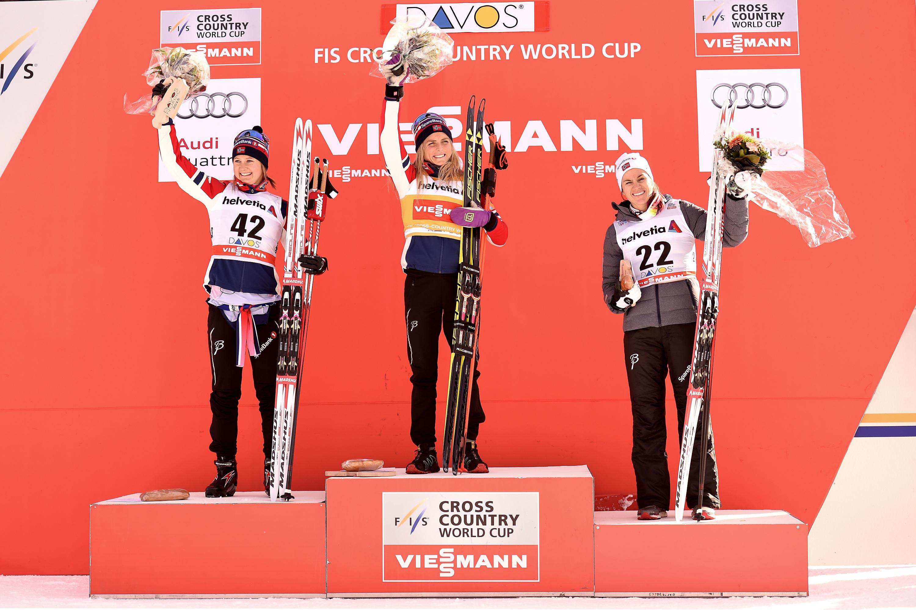 
Suveräna Therese Johaug (i mitten) vann på lördagen sin femte raka världscuptävling i längdskidåkning. Ingvild Flugstad Östberg (till vänster) och Heidi Weng (till höger) tvåa respektive trea i tävlingen i schweiziska Davos. (Foto: Vianney Thibaut/Agence Zoom/Getty Images)