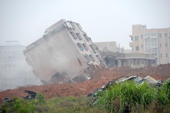 Byggnaden fick en farlig lutning efter jordskredet den 20 december 2015.  (Foto: STR/AFP/Getty Images)