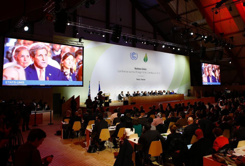 Efter 13 dagars förhandlingar antogs i går ett nytt klimatavtal på klimatmötet i Paris. (Foto: Francois Mori/AP)
