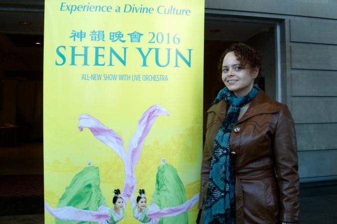 Mindy Morgan kände hur Kinas gudomligt inspirerade kultur väcktes till liv genom Shen Yun Performing Arts på Duke Energy Center for the Performing Arts i Raleigh, North Carolina den 24 januari. (Foto: Xiaoxu Lin/Epoch Times)