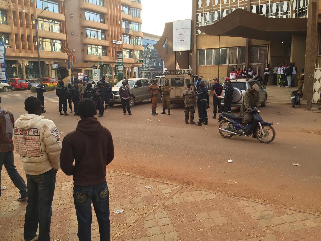 Säkerhetsstyrkor samlas utanför hotellet i Burkina Fasos huvudstad Ouagadougou. Foto: Ludivine Laniepce/AP/TT