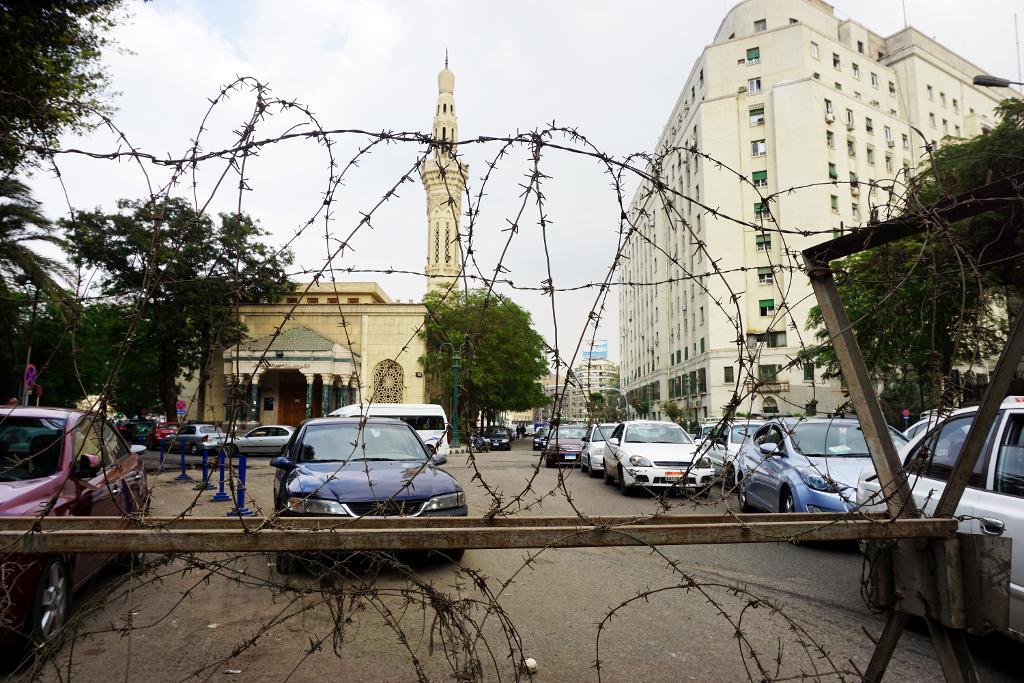 Fem år efter revolutionen i Egypten finns det gott om taggtråd runt Tahrirtorget. (Foto: Tomas Härenstam / TT)