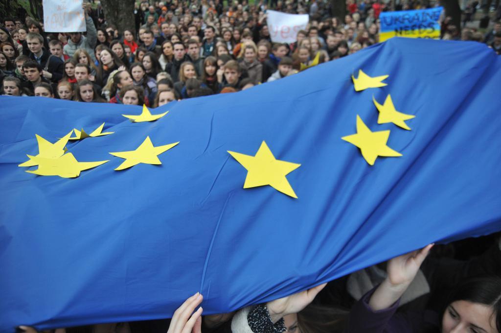 Aktivister med en EU-flagga i Lviv i Ukraina. (Foto: Pavlo Palamartjuk/AP/TT)