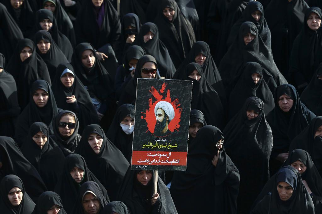 
Iranska kvinnor protesterar mot avrättningen av den shiamuslimske regimkritikern Nimr al-Nimr i Saudiarabien. (Foto: Vahid Salemi /AP/TT)
