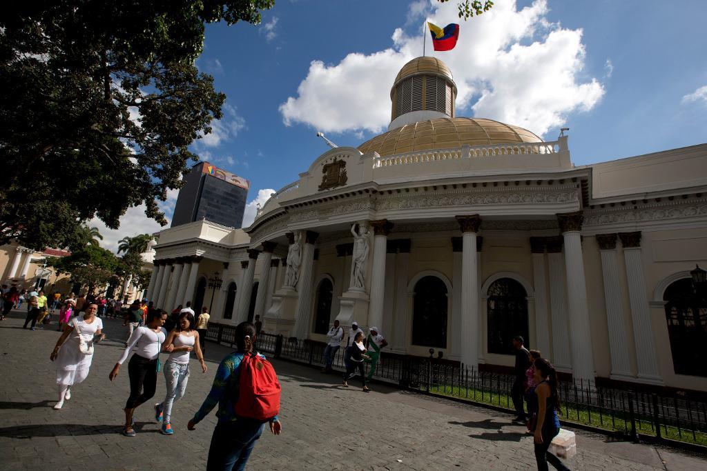 
Nationalförsamlingen vid Avenida Universidad i Caracas. (Foto: Fernando Llano)