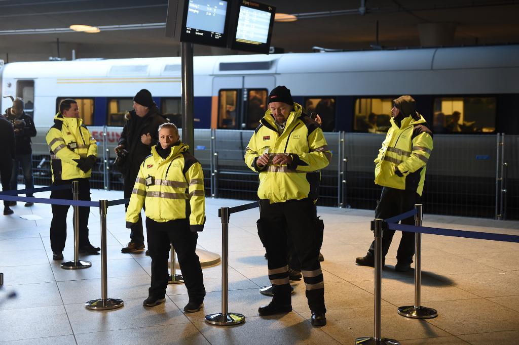 
Tågresenärer på väg till Sverige kontrolleras på identitetshandlingar vid stationen på Köpenhamns flygplats Kastrup. (Foto: Björn Lindgren/TT)