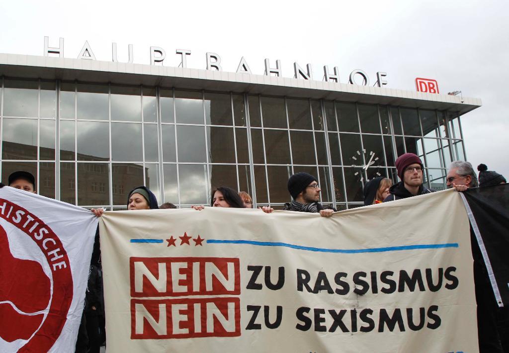 
En protest mot sexism och rasism i Köln i onsdags. (Foto: Hermann J. Knippertz/AP/TT)