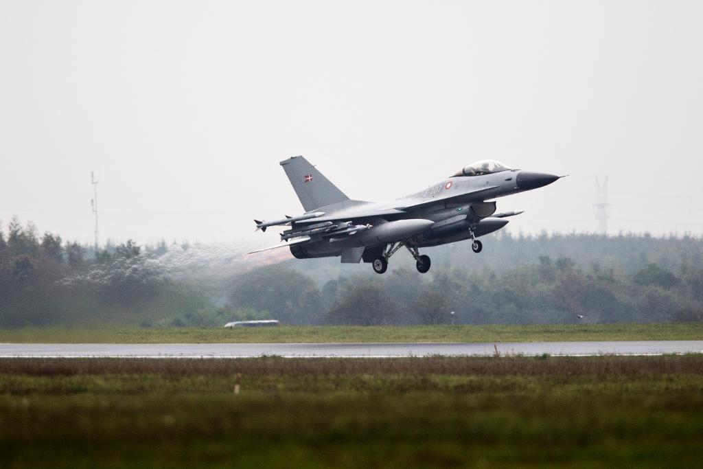 Ett av de sju F-16-plan som Danmark bidrog med i anfallen mot IS i Irak. Nu överväger den danska regeringen stridsinsatser med både soldater och flyg även i Syrien, uppger Politiken. (Foto: Janus Engel /AP/TT-arkivbild)