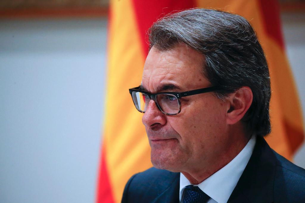 Kataloniens regionpresident Artur Mas tar ett steg åt sidan för att undvika nyval så att självständighetsprocessen kan återfå momentum. (Foto: Emilio Morenatti/AP/TT)