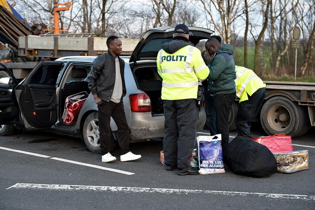 Dansk polis undersöker en bil vid gränsen till Tyskland. Danmark har gör stickprovskontroller vid gränsen. (Foto: Ernst van Norde/AP/TT-arkivbild)