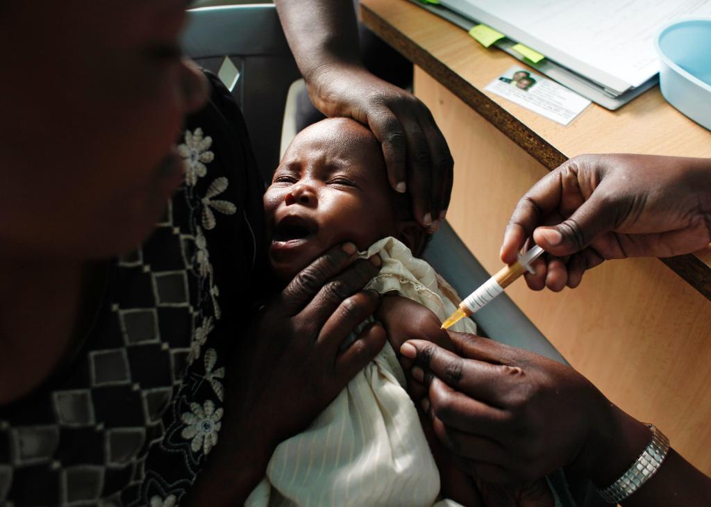 Ett barn i Kenya injiceras med ett malariavaccin som en del i ett stort vaccintest. (Foto: Karel Prinsloo/AP/TT-arkivbild)