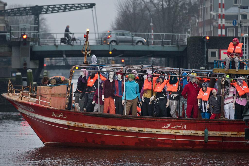 Aktivister från människorättsorganisationen Amnesty International genomför en protestaktion, med skyltdockor utklädda till flyktingar, i samband med måndagens ministermöte i Amsterdam. (Foto: Peter Dejong/AP/TT)