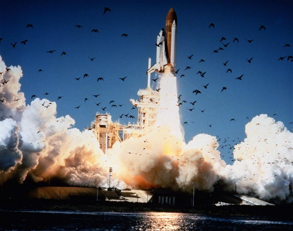 Färden startade kl. 11.38 den 28 januari 1986. Efter bara 73 sekunder exploderade rymdfärjan och besättningen omkom. (Foto: Nasa/AP/TT-arkivbild)