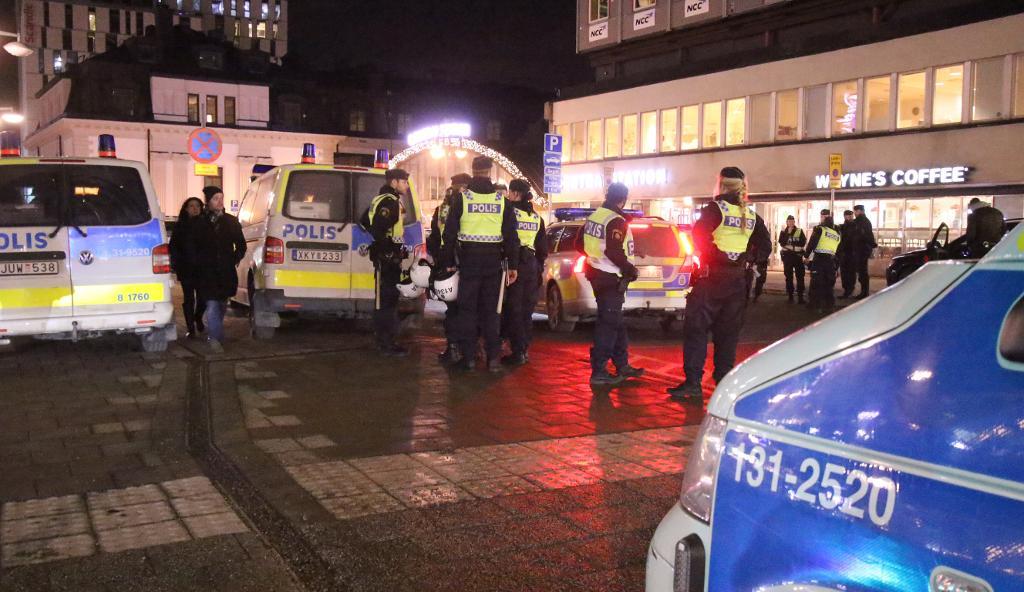 En stor grupp svartklädda och maskerade personer ska enligt Aftonbladet ha attackerat personer som ser ut att ha utländsk bakgrund i området runt centralstationen i Stockholm på fredagskvällen. (Foto: Stefan Reinerdahl/TT)