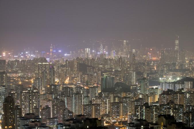 Bostadshus och kontorsbyggnader står tätt packade i distriktet Kowloon i Hongkong. Bostadspriserna i Hongkong är världens högsta. (Foto: Alex Ogle/AFP/Getty Image)