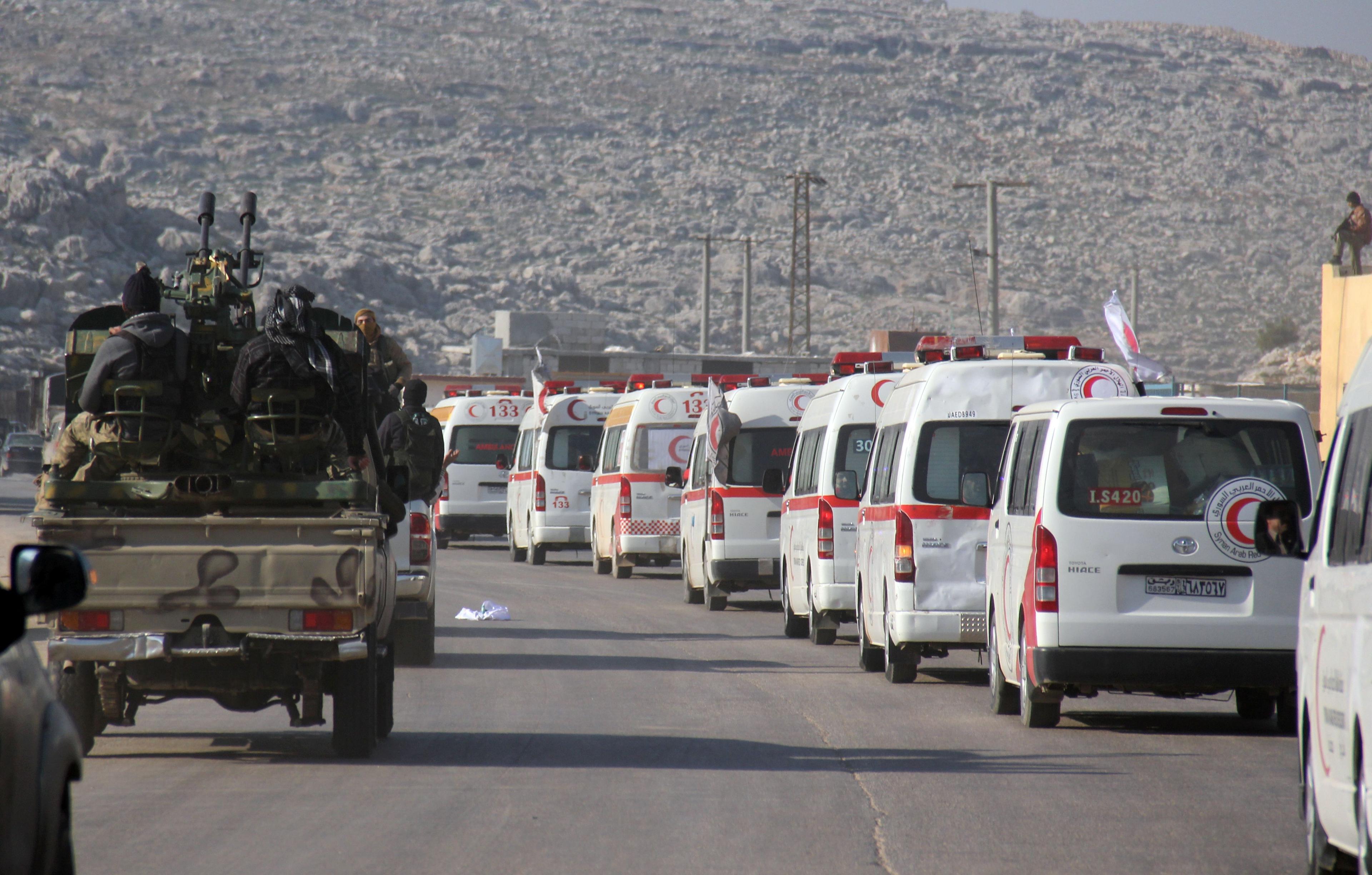 Från byarna Fuaa och Kafraya i Syrien förde en konvoy med ambulanser ut skadade den 28 december 2015, vilket FN fått tillstånd till av den syriska regimen. (Foto: Omar Haj Kadhour /AFP/Getty Images)