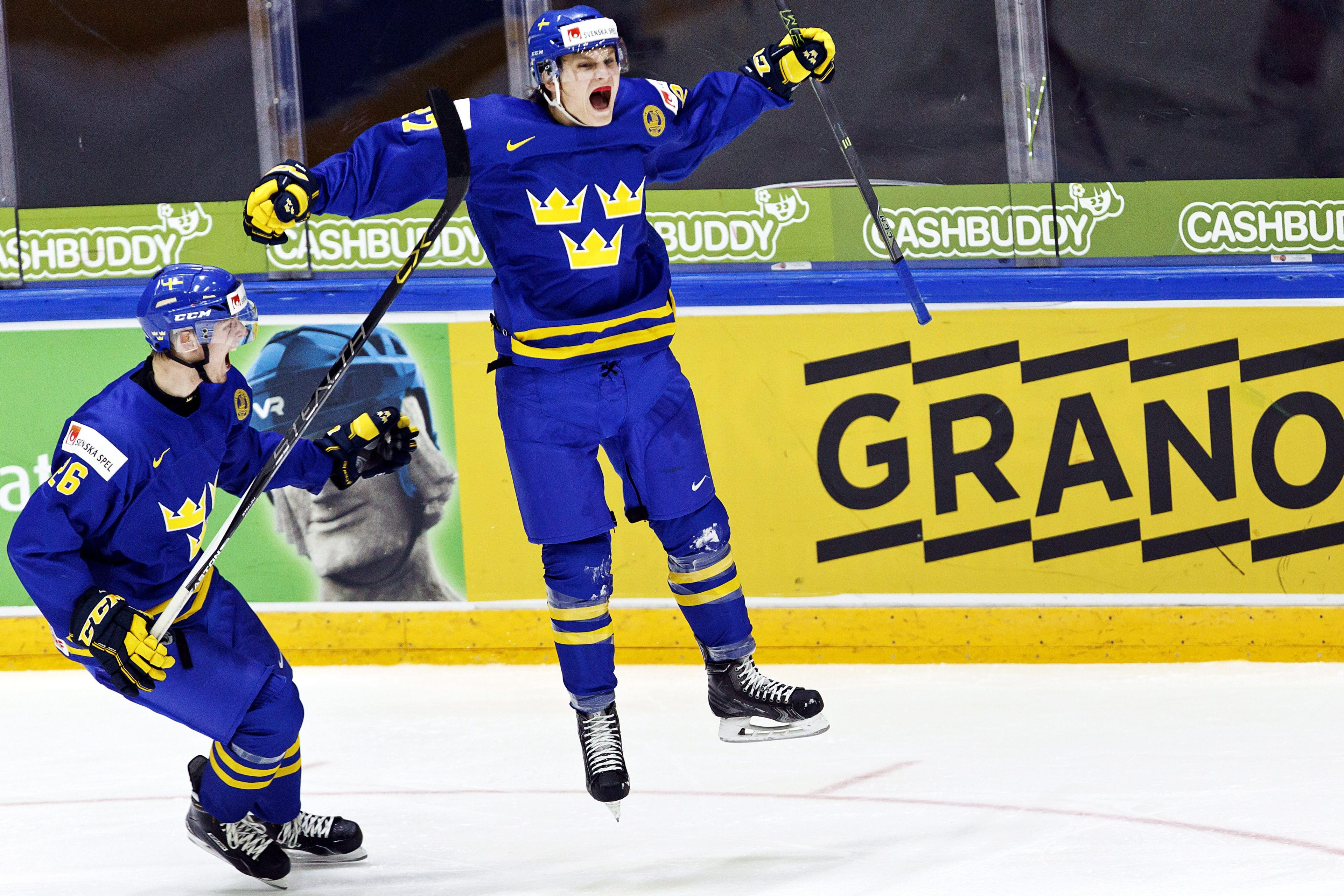 Christoffer Ehn och Anton Karlsson (till höger) jublar efter Karlssons 4-1-mål mot Kanada i JVM. (Foto: Roni Rekomaa /AFP/Getty Images)