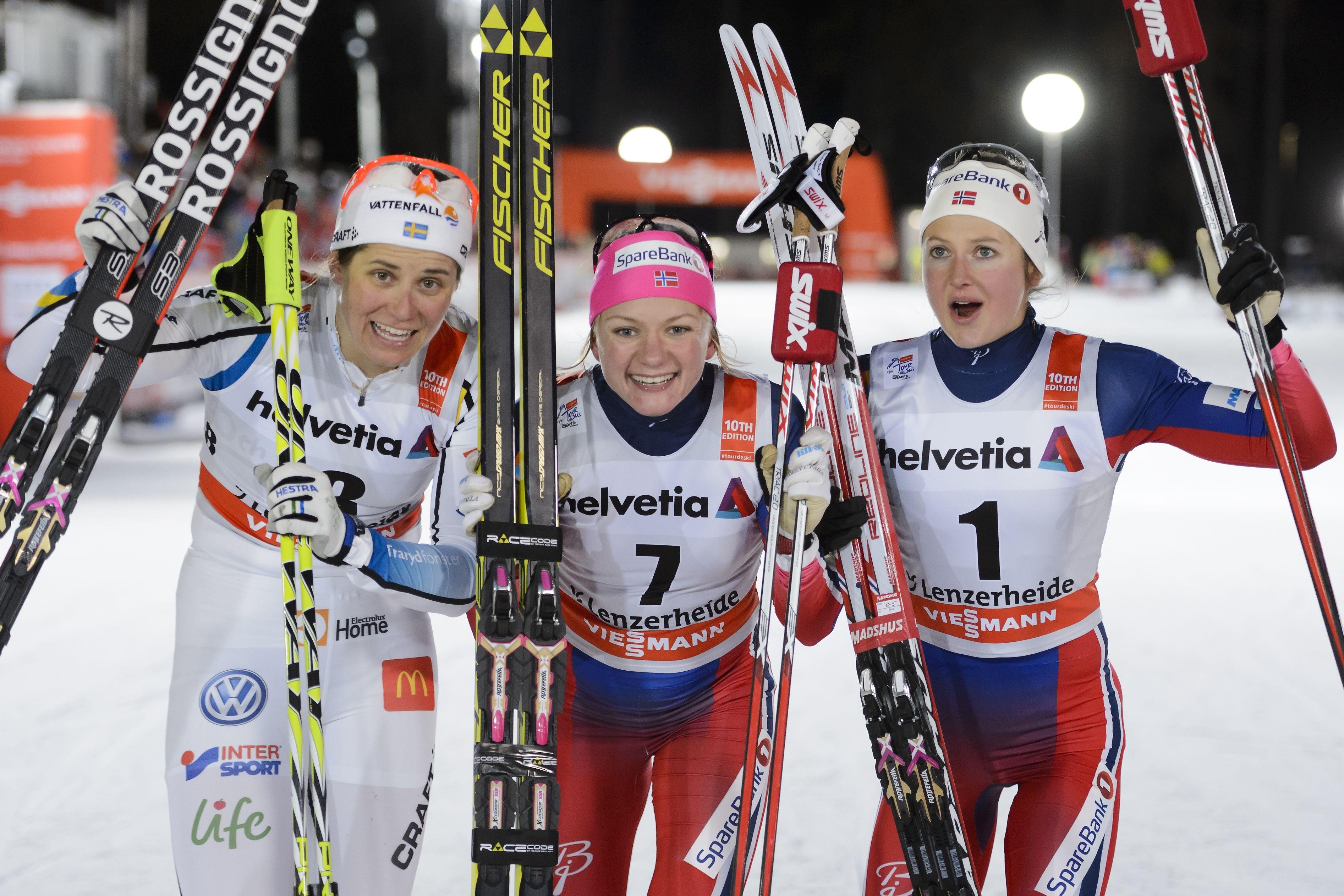 Ida Ingemarsdotter (till vänster) kom på andra plats i sprinttävlingen i Lenzerheide i Schweiz. Maiken Caspersen Falla (i mitten) vann och trea kom Ingvild Flugstad Östberg. (Foto: Fabrice Coffrini /AFP/Getty Images)