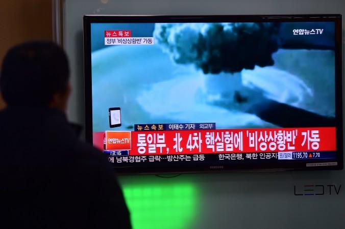 Nordkoreas vätebombssprängning visas på en tågstation i Seoul i Sydkorea den 6 januari 2016. Kinas diplomatiska attityd till det isolerade grannlandet ser nu ut att ändras i en hårdare riktning. (Foto: Jung Yeon-je/AFP/Getty Images)