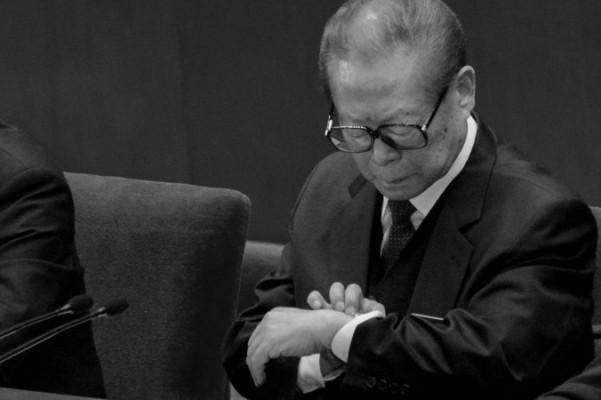 Förre partiledaren Jiang Zemin under den 18:e partikongressen i Peking, 14 november 2012. Signaler i en nyutkommen bok med tal av Kinas nuvarande ledare Xi Jinping tolkas av experter som att Xi kan komma att agera mot Jiang Zemin under 2016. (Foto: Wang Zhao/AFP/Getty Images)