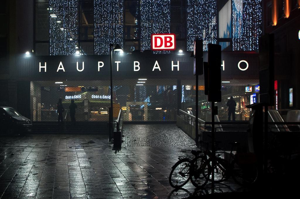 Specialutrustad polis vaktade i natt utanför centralstationen i München. (Sven Hoppe/TT/AP)