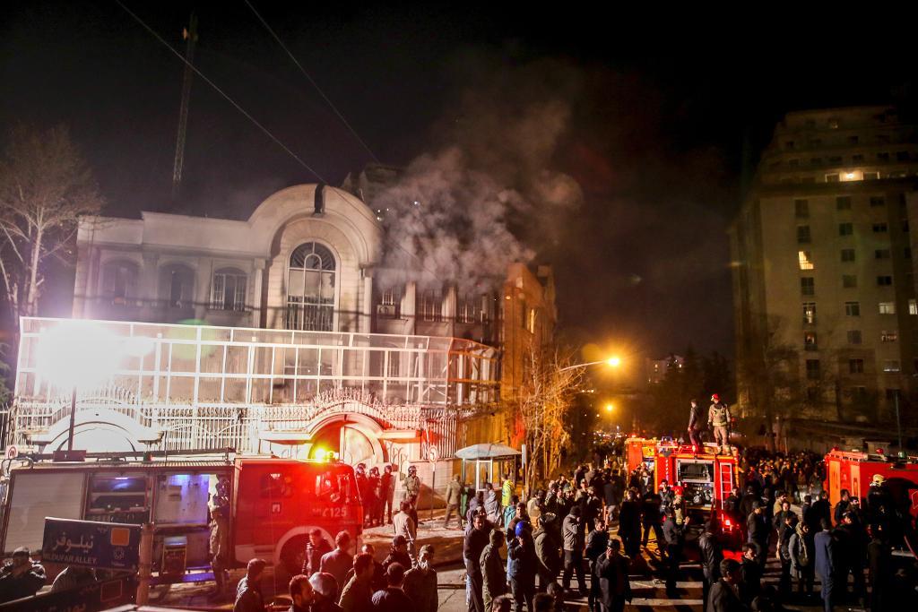 Avrättningarna i Saudiarabien orsakade starka reaktioner, bland annat protesterade människor utanför den saudiska ambassaden i Teheran. (Foto: Mohammadreza Nadimi/AP/TT)