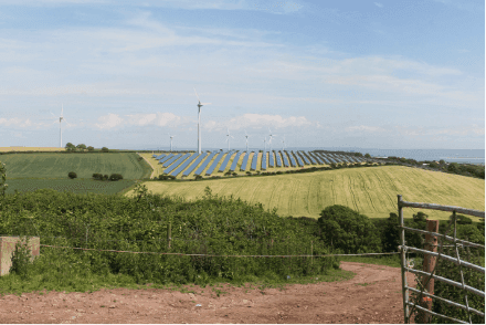 Så här kan vad Vattenfall kallar en av världens första kombinerade vind- och solkraftsparker se ut när anläggningen i Wales ska vara klar i mars. (Foto: Vattenfall)
