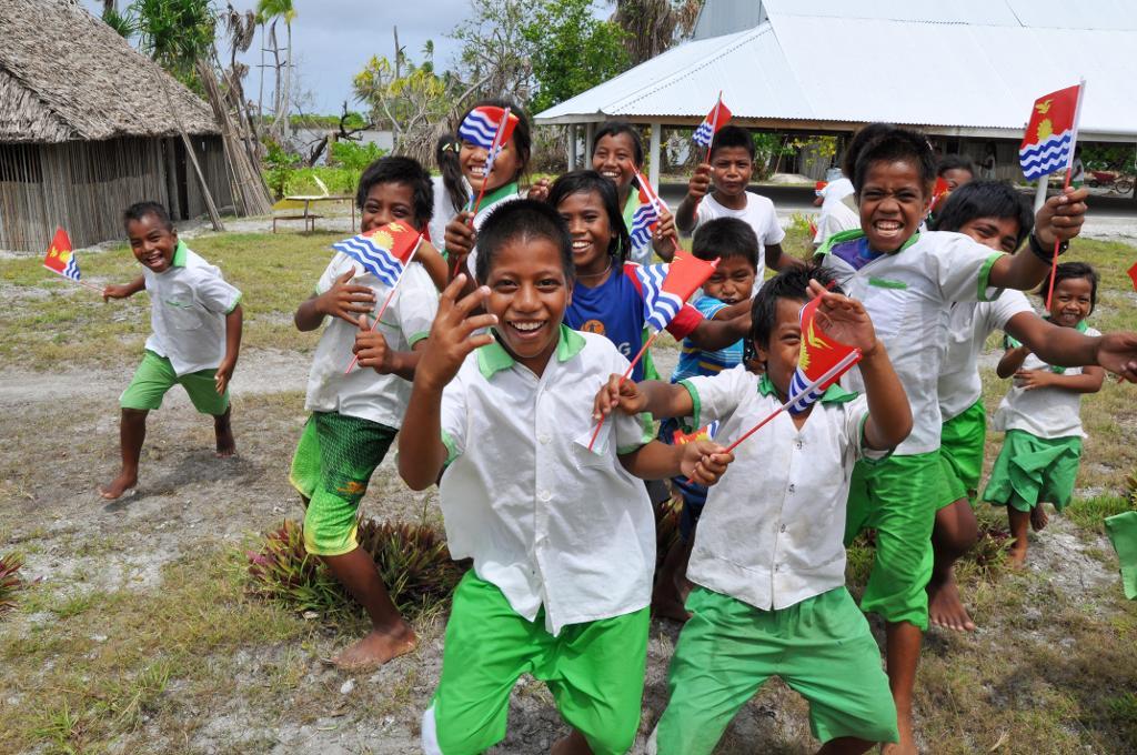 Elever i byn Robooni, Abainang, en av de av Kiribatis öar som har drabbats värst av vattennivåhöjning. (Foto: Regeringen (handout)/ TT)