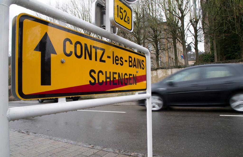 En bil lämnar Schengen i Luxemburg, som fått ge namn åt det gränslösa Europa. Frågan är om EU också är på väg att lämna samarbeten som Schengenöverenskommelsen bakom sig. (Foto: Virginia Mayo/AP/TT)