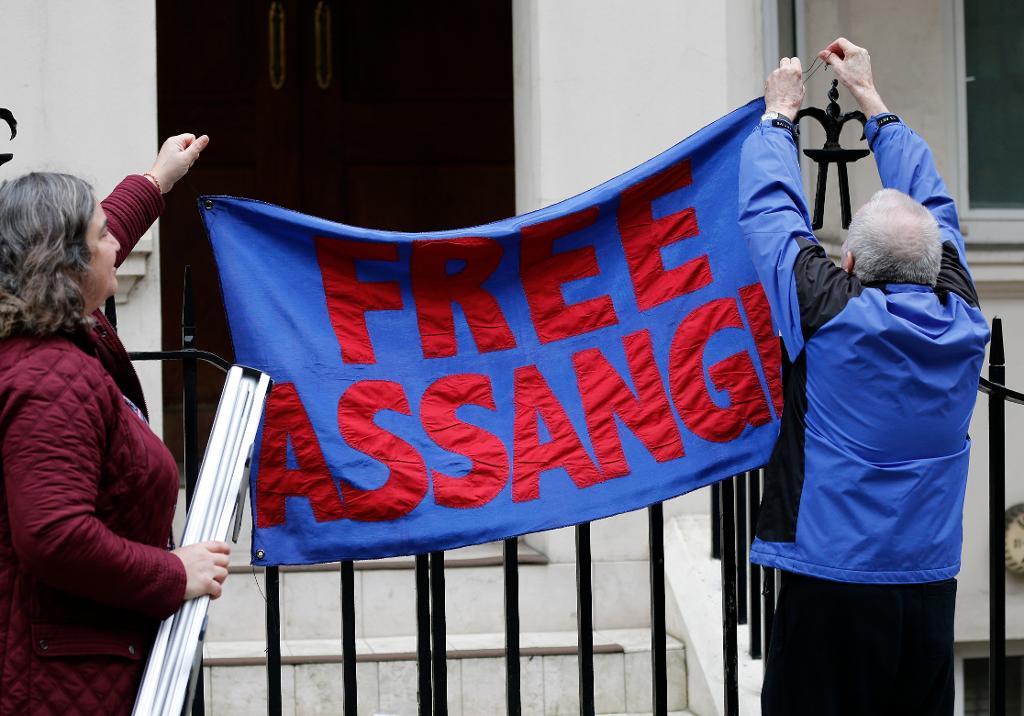 
Demonstranter höll i går upp en banderoll utanför Ecuadors ambassad i London, där Julian Assange befinner sig sedan tre och ett halvt år tillbaka. (Foto: Frank Augstein/AP/TT)