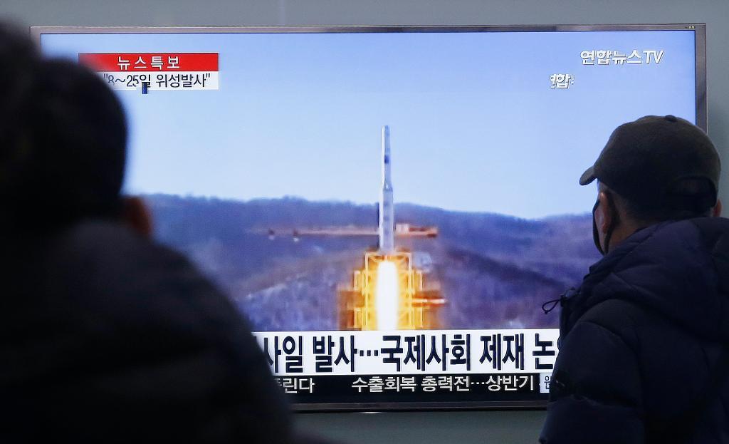 Sydkoreaner tittar på ett tv-program om Nordkoreas planer på att avfyra en långdistansrobot. (Foto: Ahn Young-Joon/TT/AP)